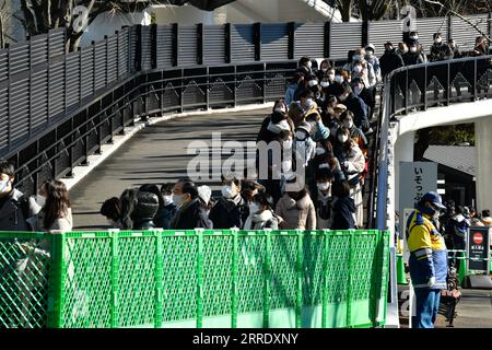 220112 -- TOKYO, 12 gennaio 2022 -- i visitatori aspettano in fila per vedere i cuccioli di panda giganti allo zoo di Ueno a Tokyo, in Giappone, 12 gennaio 2022. I panda giganti gemelli, il cucciolo maschio Xiao Xiao e sua sorella lei, che sono nati a giugno nei giardini zoologici di Ueno a Tokyo, sono apparsi al pubblico per la prima volta con la loro madre Shin Shin Wednesday, con grande gioia di un numero limitato di vincitori della lotteria. JAPAN-TOKYO-PANDA-CUB-DEBUT ZhangxXiaoyu PUBLICATIONxNOTxINxCHN Foto Stock