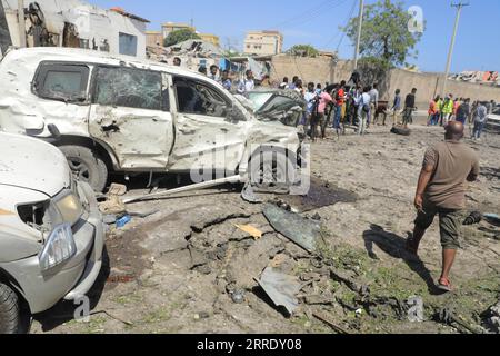 220112 -- MOGADISCIO, 12 gennaio 2022 -- la gente si riunisce sulla scena di un attentato suicida in auto a Mogadiscio, Somalia, il 12 gennaio 2022. Almeno dieci persone, tra cui cinque soldati, sono state uccise e altre nove ferite in un attentato suicida avvenuto mercoledì nella capitale somala, Mogadiscio, hanno detto i funzionari. Foto di /Xinhua SOMALIA-MOGADISCIO-ATTENTATO SUICIDA HassanxBashi PUBLICATIONxNOTxINxCHN Foto Stock