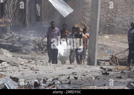 220112 -- MOGADISCIO, 12 gennaio 2022 -- i soccorritori lavorano sulla scena di un attentato suicida in auto a Mogadiscio, Somalia, il 12 gennaio 2022. Almeno dieci persone, tra cui cinque soldati, sono state uccise e altre nove ferite in un attentato suicida avvenuto mercoledì nella capitale somala, Mogadiscio, hanno detto i funzionari. Foto di /Xinhua SOMALIA-MOGADISCIO-ATTENTATO SUICIDA HassanxBashi PUBLICATIONxNOTxINxCHN Foto Stock