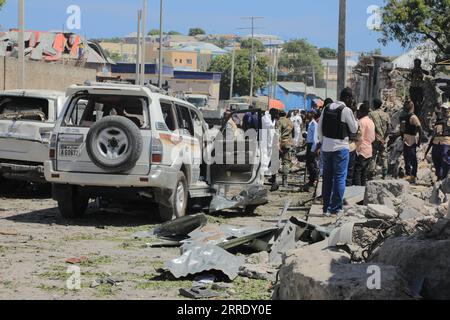 220112 -- MOGADISCIO, 12 gennaio 2022 -- la gente si riunisce sulla scena di un attentato suicida in auto a Mogadiscio, Somalia, il 12 gennaio 2022. Almeno dieci persone, tra cui cinque soldati, sono state uccise e altre nove ferite in un attentato suicida avvenuto mercoledì nella capitale somala, Mogadiscio, hanno detto i funzionari. Foto di /Xinhua SOMALIA-MOGADISCIO-ATTENTATO SUICIDA HassanxBashi PUBLICATIONxNOTxINxCHN Foto Stock