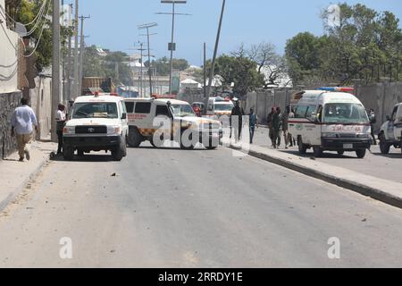 220112 -- MOGADISCIO, 12 gennaio 2022 -- veicoli della polizia e ambulanze sono visti sulla scena di un attentato suicida in auto a Mogadiscio, Somalia, il 12 gennaio 2022. Almeno dieci persone, tra cui cinque soldati, sono state uccise e altre nove ferite in un attentato suicida avvenuto mercoledì nella capitale somala, Mogadiscio, hanno detto i funzionari. Foto di /Xinhua SOMALIA-MOGADISCIO-ATTENTATO SUICIDA HassanxBashi PUBLICATIONxNOTxINxCHN Foto Stock