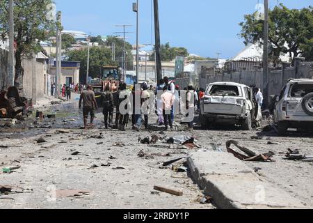 220112 -- MOGADISCIO, 12 gennaio 2022 -- la gente si riunisce sulla scena di un attentato suicida in auto a Mogadiscio, Somalia, il 12 gennaio 2022. Almeno dieci persone, tra cui cinque soldati, sono state uccise e altre nove ferite in un attentato suicida avvenuto mercoledì nella capitale somala, Mogadiscio, hanno detto i funzionari. Foto di /Xinhua SOMALIA-MOGADISCIO-ATTENTATO SUICIDA HassanxBashi PUBLICATIONxNOTxINxCHN Foto Stock