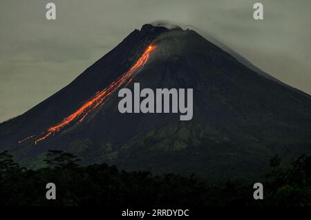 Bilder des Jahres 2022, News 01 Januar News Themen der Woche KW02 News Bilder des Tages 220114 -- YOGYAKARTA, 14 gennaio 2022 -- la foto a lunga esposizione scattata il 13 gennaio 2022 mostra il monte Merapi che spezza materiali vulcanici, visto dal villaggio di Tunggularum nel distretto di Sleman, Yogyakarta, Indonesia. Foto di /Xinhua INDONESIA-YOGYAKARTA-MOUNT MERAPI AgungxSupriyanto PUBLICATIONxNOTxINxCHN Foto Stock