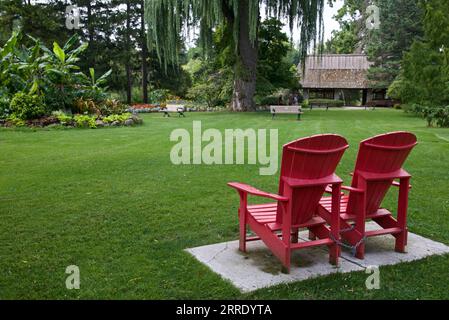 Sedie Adirondack nel parco pubblico Foto Stock