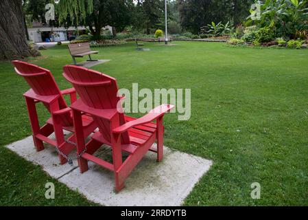 Sedie Red Adirondack nel parco pubblico Foto Stock