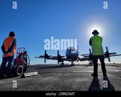 220117 - WELLINGTON, 17 gennaio 2022 - Un aereo Royal New Zealand Air Force Orion si prepara a partire per Tonga da Auckland, nuova Zelanda, 17 gennaio 2022. Un aereo della Royal New Zealand Air Force Orion lasciò la base di Auckland lunedì mattina per lo tsunami-hit Tonga per assistere in una valutazione d'impatto iniziale dell'area e delle isole basse. /Handout via Xinhua NEW ZEALAND-AUCKLAND-AIRCRAFT-TONGA NewxZealandxMinistryxofxDefense PUBLICATIONxNOTxINxCHN Foto Stock