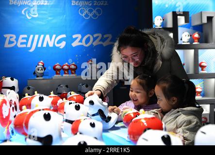 220119 -- DEHUA, 19 gennaio 2022 -- Vistors acquista le figure di porcellana di Pechino 2022 mascotte in una fabbrica di porcellana nella contea di Dehua di Quanzhou, provincia del Fujian, nel sud-est della Cina, 19 gennaio 2022. CHINA-FUJIAN-BEIJING 2022 MASCOTTE-PORCELLANA CN WEIXPEIQUAN PUBLICATIONXNOTXINXCHN Foto Stock