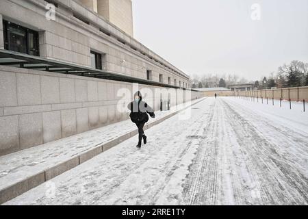 220120 -- PECHINO, 20 gennaio 2022 -- Una ragazza corre sulla neve al Museo Nazionale della Cina a Pechino, capitale della Cina, 20 gennaio 2022. CHINA-BEIJING-SNOW CN JinxLiangkuai PUBLICATIONxNOTxINxCHN Foto Stock