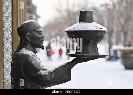 220120 -- PECHINO, 20 gennaio 2022 -- foto scattata il 20 gennaio 2022 mostra una scultura in bronzo ricoperta di neve a Pechino, capitale della Cina. CHINA-BEIJING-SNOW CN LixXin PUBLICATIONxNOTxINXCHN Foto Stock