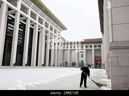 220120 -- PECHINO, 20 gennaio 2022 -- Un membro dello staff spazza la neve al National Museum of China di Pechino, capitale della Cina, 20 gennaio 2022. CHINA-BEIJING-SNOW CN JinxLiangkuai PUBLICATIONxNOTxINxCHN Foto Stock