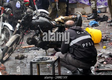 Pakistan, Tote und Verletzte nach Bombenanschlag a Lahore 220120 -- LAHORE, 20 gennaio 2022 -- Un ufficiale di sicurezza esamina il sito di esplosione nel mercato New Anarkali di Lahore, Pakistan, il 20 gennaio 2022. Un'esplosione di bombe ha attraversato un mercato affollato nella città orientale del Pakistan, Lahore, giovedì pomeriggio, lasciando almeno tre morti e 23 feriti, ha detto un agente di polizia locale. Foto di /Xinhua PAKISTAN-LAHORE-MARKET-BLAST JamilxAhmed PUBLICATIONxNOTxINxCHN Foto Stock