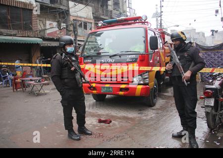 Pakistan, Tote und Verletzte nach Bombenanschlag in Lahore 220120 -- LAHORE, 20 gennaio 2022 -- il personale di sicurezza è di guardia al sito di esplosione nel mercato New Anarkali di Lahore, Pakistan, il 20 gennaio 2022. Un'esplosione di bombe ha attraversato un mercato affollato nella città orientale del Pakistan, Lahore, giovedì pomeriggio, lasciando almeno tre morti e 23 feriti, ha detto un agente di polizia locale. Foto di /Xinhua PAKISTAN-LAHORE-MARKET-BLAST JamilxAhmed PUBLICATIONxNOTxINxCHN Foto Stock