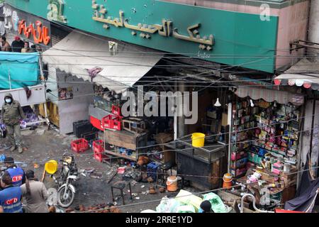 Pakistan, Tote und Verletzte nach Bombenanschlag in Lahore 220120 -- LAHORE, 20 gennaio 2022 -- foto scattata il 20 gennaio 2022 mostra il sito dell'esplosione nel mercato New Anarkali di Lahore, Pakistan. Un'esplosione di bombe ha attraversato un mercato affollato nella città orientale del Pakistan, Lahore, giovedì pomeriggio, lasciando almeno tre morti e 23 feriti, ha detto un agente di polizia locale. Foto di /Xinhua PAKISTAN-LAHORE-MARKET-BLAST JamilxAhmed PUBLICATIONxNOTxINxCHN Foto Stock