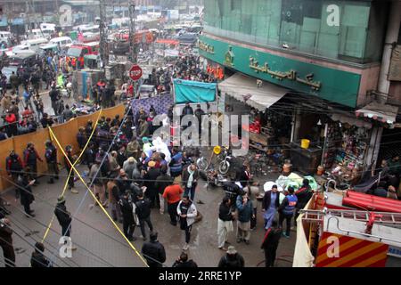 Pakistan, Tote und Verletzte nach Bombenanschlag in Lahore 220120 -- LAHORE, 20 gennaio 2022 -- il personale di sicurezza esamina il sito di esplosione nel mercato New Anarkali di Lahore, Pakistan, il 20 gennaio 2022. Un'esplosione di bombe ha attraversato un mercato affollato nella città orientale del Pakistan, Lahore, giovedì pomeriggio, lasciando almeno tre morti e 23 feriti, ha detto un agente di polizia locale. Foto di /Xinhua PAKISTAN-LAHORE-MARKET-BLAST JamilxAhmed PUBLICATIONxNOTxINxCHN Foto Stock