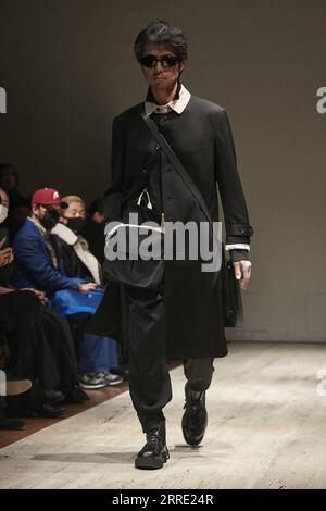 220120 -- PARIGI, 20 gennaio 2022 -- Un modello presenta una creazione come parte della mostra della collezione autunno/inverno 2022-2023 di Yohji Yamamoto durante la settimana della moda maschile a Parigi, in Francia, il 20 gennaio 2022. Foto di /Xinhua FRANCE-PARIS-FASHION-YOHJI YAMAMOTO PieroxBiasion PUBLICATIONxNOTxINxCHN Foto Stock