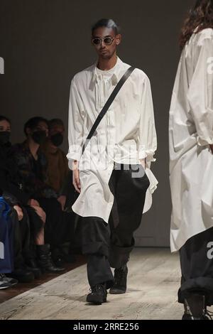 220120 -- PARIGI, 20 gennaio 2022 -- Un modello presenta una creazione come parte della mostra della collezione autunno/inverno 2022-2023 di Yohji Yamamoto durante la settimana della moda maschile a Parigi, in Francia, il 20 gennaio 2022. Foto di /Xinhua FRANCE-PARIS-FASHION-YOHJI YAMAMOTO PieroxBiasion PUBLICATIONxNOTxINxCHN Foto Stock