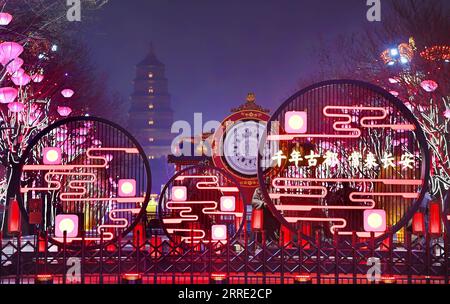 220121 -- XI AN, 21 gennaio 2022 -- foto scattata il 21 gennaio 2022 mostra una vista notturna dell'area panoramica di Datang Everbright City a Xi An, nella provincia dello Shaanxi della Cina nord-occidentale. La città di Datang Everbright, un punto di riferimento turistico a Xi An, è stata adornata con luci colorate in occasione del prossimo Festival di Primavera, o del Capodanno lunare cinese, che cade il 1° febbraio 2022. CHINA-SHAANXI-XI VISTA NOTTURNA CN TAOXMING PUBLICATIONXNOTXINXCHN Foto Stock