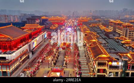 220121 -- XI AN, 21 gennaio 2022 -- foto aerea scattata il 21 gennaio 2022 mostra una vista notturna dell'area panoramica di Datang Everbright City a Xi An, nella provincia dello Shaanxi della Cina nord-occidentale. La città di Datang Everbright, un punto di riferimento turistico a Xi An, è stata adornata con luci colorate in occasione del prossimo Festival di Primavera, o del Capodanno lunare cinese, che cade il 1° febbraio 2022. CHINA-SHAANXI-XI VISTA NOTTURNA CN TAOXMING PUBLICATIONXNOTXINXCHN Foto Stock