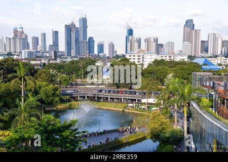 220123 -- GIACARTA, 23 gennaio 2022 -- foto scattata il 23 gennaio 2022 mostra il paesaggio urbano di Giacarta, Indonesia. Il 18 gennaio i legislatori indonesiani hanno approvato una legge sul trasferimento della capitale della nazione sull'isola di Kalimantan, che il paese confina con la Malesia e il Brunei, dall'isola più popolata di Giava. Nusantara, che la nuova capitale è chiamata, sarà costruita in due distretti del Kalimantan orientale: Penajam Paser Utara e Kutai Kartanegara. Si prevede che occuperà circa 256.000 ettari di terreno. Nusantara servirà come centro del governo, mentre Giacarta rimarrà il busi Foto Stock