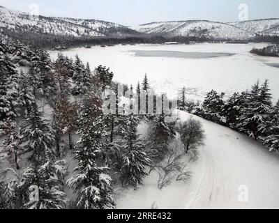 News Bilder des Tages Türkei, Winterwetter am Eymir-SEE 220125 -- ANKARA, 25 gennaio 2022 -- foto aerea scattata il 25 gennaio 2022 mostra il lago Eymir dopo una forte nevicata ad Ankara, in Turchia. Foto di /Xinhua TURCHIA-ANKARA-EYMIR LAGO-NEVICATE MustafaxKaya PUBLICATIONxNOTxINxCHN Foto Stock