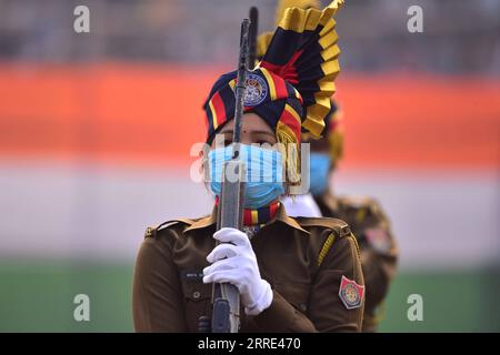 220126 -- NAGAON, 26 gennaio 2022 -- le truppe paramilitari indiane prendono parte a una parata durante le celebrazioni del giorno della Repubblica dell'India nel distretto di Nagaon, nello stato nordorientale dell'Assam, il 26 gennaio 2022. Str/Xinhua INDIA-ASSAM-REPUBBLICA-CELEBRAZIONE DELLA GIORNATA JavedxDar PUBLICATIONxNOTxINxCHN Foto Stock