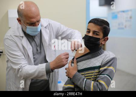 220126 -- GAZA, 26 gennaio 2022 -- Un ragazzo palestinese riceve una dose di vaccino contro la COVID-19 durante una campagna di vaccinazione in un centro sanitario nella città meridionale di Rafah, nella Striscia di Gaza, il 26 gennaio 2022. Foto di /Xinhua MIDEAST-GAZA-RAFAH-COVID-19 KhaledxOmar PUBLICATIONxNOTxINxCHN Foto Stock