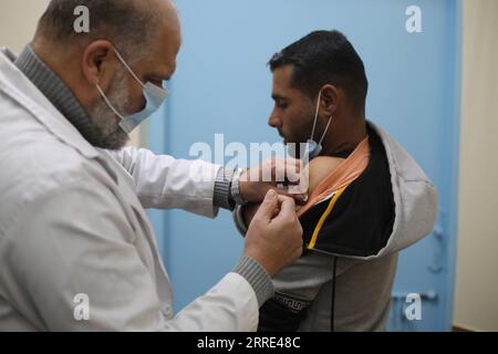 220126 -- GAZA, 26 gennaio 2022 -- Un uomo palestinese riceve una dose di vaccino COVID-19 durante una campagna di vaccinazione in un centro sanitario nella città meridionale di Rafah, nella Striscia di Gaza, il 26 gennaio 2022. Foto di /Xinhua MIDEAST-GAZA-RAFAH-COVID-19 KhaledxOmar PUBLICATIONxNOTxINxCHN Foto Stock