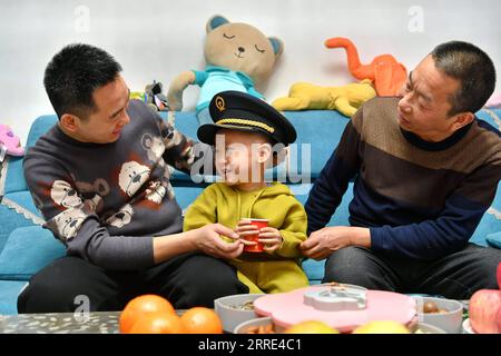 220126 -- TAIYUAN, 26 gennaio 2022 -- li Taihong parla con suo figlio e suo nipote a Taiyuan, nella provincia dello Shanxi della Cina settentrionale, il 25 gennaio 2022. Li Taihong, 54 anni, e suo figlio li KE sono entrambi macchinisti della China Railway Taiyuan Bureau Group Co., Ltd Lavorando in posizioni diverse, trascorrono più tempo lontano che insieme, soprattutto durante la corsa di viaggio del Festival di Primavera. Li KE è orgoglioso di parlare della sua tradizione familiare di lavoro nel sistema ferroviario. Mio padre e' sempre stato il mio modello. Proseguirò il suo impegno per tutta la vita nel settore ferroviario, ha detto. FOCUSCHINA-SHANXI-LAVORI FERROVIARI Foto Stock