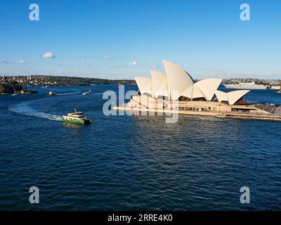 Sydney Australia / Un traghetto per pendolari di Sydney passa per la Sydney Opera House. Il Catherine Hamlin, un traghetto per pendolari, si dirige a Circular Quay in Sydney Aus Foto Stock