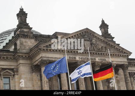 220127 -- BERLINO, 27 gennaio 2022 -- bandiere di Germania, Israele e Unione europea volano a mezz'asta per commemorare le vittime del nazismo davanti al Bundestag tedesco a Berlino, in Germania, il 27 gennaio 2022. Il Bundestag tedesco ha tenuto giovedì una cerimonia in occasione del 77° anniversario della liberazione del campo di concentramento di Auschwitz il 27 gennaio 1945. GERMANIA-BERLINO-BUNDESTAG-VITTIME DEL NAZISMO-COMMEMORAZIONE SHANXYUQI PUBLICATIONXNOTXINXCHN Foto Stock