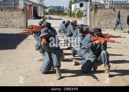 220127 -- JALALABAD, 27 gennaio 2022 -- il personale di polizia afghano mostra le proprie abilità durante una cerimonia di laurea in un centro di addestramento della polizia nella città di Jalalabad, provincia di Nangarhar, Afghanistan, 26 gennaio 2022. Un totale di 700 membri del personale di sicurezza che ricevono addestramento militare sono stati commissionati alle forze di sicurezza del governo di custodia guidato dai talibani in Afghanistan, ha detto giovedì le autorità. Foto di /Xinhua AFGHANISTAN-JALALABAD-ADDESTRAMENTO MILITARE Hamidullah PUBLICATIONxNOTxINxCHN Foto Stock