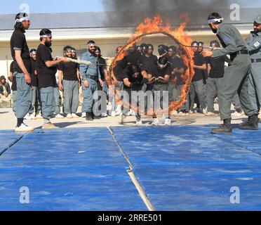 220127 -- JALALABAD, 27 gennaio 2022 -- il personale di polizia afghano mostra le proprie abilità durante una cerimonia di laurea in un centro di addestramento della polizia nella città di Jalalabad, provincia di Nangarhar, Afghanistan, 26 gennaio 2022. Un totale di 700 membri del personale di sicurezza che ricevono addestramento militare sono stati commissionati alle forze di sicurezza del governo di custodia guidato dai talibani in Afghanistan, ha detto giovedì le autorità. Foto di /Xinhua AFGHANISTAN-JALALABAD-ADDESTRAMENTO MILITARE Hamidullah PUBLICATIONxNOTxINxCHN Foto Stock