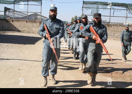 220127 -- JALALABAD, 27 gennaio 2022 -- il personale di polizia afghano partecipa a una cerimonia di laurea in un centro di addestramento della polizia nella città di Jalalabad, provincia di Nangarhar, Afghanistan, 26 gennaio 2022. Un totale di 700 membri del personale di sicurezza che ricevono addestramento militare sono stati commissionati alle forze di sicurezza del governo di custodia guidato dai talibani in Afghanistan, ha detto giovedì le autorità. Foto di /Xinhua AFGHANISTAN-JALALABAD-ADDESTRAMENTO MILITARE Hamidullah PUBLICATIONxNOTxINxCHN Foto Stock