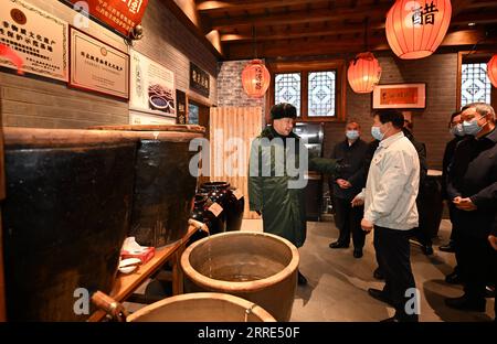 220127 -- TAIYUAN, 27 gennaio 2022 -- il presidente cinese Xi Jinping, anche segretario generale del Comitato centrale del PCC del Partito Comunista Cinese e presidente della Commissione militare centrale, visita un laboratorio di produzione di aceto a Pingyao, nella provincia dello Shanxi della Cina settentrionale, 27 gennaio 2022. XI ha esteso i saluti del Festival di Primavera a tutti i cinesi durante la sua visita nella provincia dello Shanxi da mercoledì a giovedì. CHINA-SHANXI-XI JINPING-INSPECTION CN LIXXUEREN PUBLICATIONXNOTXINXCHN Foto Stock