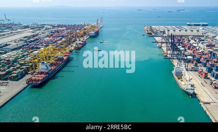 220128 -- CHONBURI, 28 gennaio 2022 -- foto aerea scattata il 24 gennaio 2022 mostra una vista del porto di Laem Chabang nella provincia di Chonburi, Thailandia. Il porto di Laem Chabang, situato nella parte orientale della Thailandia, copriva un'area di 10,4 chilometri quadrati, completato e aperto nel 1991. Secondo le autorità locali, è uno dei più importanti porti internazionali per il trasporto di container in Thailandia e un importante porto di acque profonde nel sud-est asiatico. TAILANDIA-CHONBURI-LAEM CHABANG PORTO WangxTeng PUBLICATIONxNOTxINxCHN Foto Stock