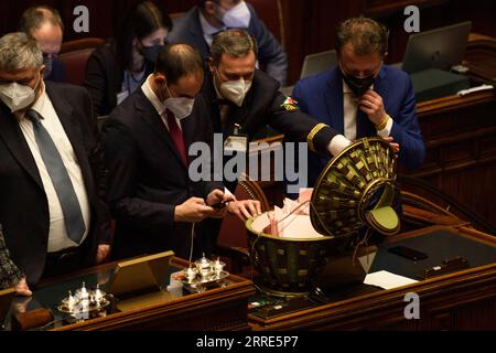 220129 -- ROMA, 29 gennaio 2022 -- i membri dello staff contano i voti durante l'ottavo turno di votazioni per eleggere il nuovo presidente dell'Italia a Roma, Italia, il 29 gennaio 2022. Il Presidente italiano Sergio Mattarella è stato eletto per un secondo mandato dal parlamento riunito in sessione congiunta nell'ottavo turno di votazioni di sabato. Str/Xinhua ITALIA-ROMA-SERGIO MATTARELLA-PRESIDENTE-RIELECTING Stringer PUBLICATIONxNOTxINxCHN Foto Stock