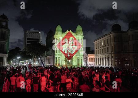 220131 -- RECIFE, 31 gennaio 2022 -- foto scattata il 30 gennaio 2022 mostra la scena di uno spettacolo di luci che celebra il nuovo anno lunare cinese e le Olimpiadi invernali di Pechino 2022 a Recife, Brasile. PECHINO 2022BRAZIL-RECIFE-LIGHT SHOW WangxTiancong PUBLICATIONxNOTxINxCHN Foto Stock