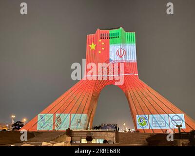 220131 -- TEHERAN, 31 gennaio 2022 -- la Torre Azadi è illuminata per celebrare il Capodanno lunare cinese a Teheran, Iran, il 31 gennaio 2022. L'iconica Torre Azadi di Teheran ha lampeggiato di rosso lunedì, un colore associato alla fortuna e alla felicità in Cina, per celebrare il Capodanno lunare cinese, o Festival di primavera, che cade il 1° febbraio di quest'anno. /Handout via Xinhua IRAN-TEHERAN-CHINESE LUNAR NEW YEAR-LIGHT SHOW ChinesexEmbassyxinxIran PUBLICATIONxNOTxINxCHN Foto Stock