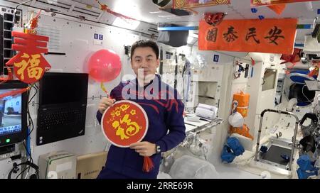 220131 -- PECHINO, 31 gennaio 2022 -- Taikonaut Ye Guangfu augura al popolo cinese un felice anno nuovo lunare e una famiglia felice mentre tiene in mano un adesivo con il personaggio cinese fu, che significa buona fortuna, in uno screenshot ottenuto da un video. I membri dell'equipaggio di Shenzhou-13 sono diventati i primi cinesi a trascorrere il festival più importante della nazione - il Capodanno lunare cinese - nello spazio. A bordo del modulo centrale della stazione spaziale cinese, a circa 400 km sopra la Terra, i taikonauti Zhai Zhigang, Wang Yaping e Ye Guangfu hanno esteso i loro saluti al Festival di Primavera in un video pubblicato dalla China Manned Space Agency o Foto Stock