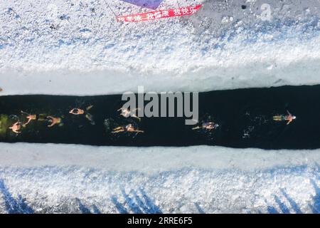 Bilder des Jahres 2022, News 02 February uar News Themen der Woche 220201 -- TANGSHAN, Feb. 1, 2022 -- foto aerea mostra gli appassionati di nuoto invernale che nuotano nel lago Lixiang durante le vacanze di Capodanno lunare cinese a Tangshan, nella provincia di Hebei, nella Cina settentrionale, 1 febbraio 2022. Foto di /Xinhua CHINA-LUNAR CAPODANNO-FESTEGGIAMENTI CN WangxAijun PUBLICATIONxNOTxINxCHN Foto Stock