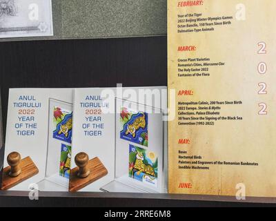 220202 -- BUCAREST, 2 febbraio 2022 -- foto scattata a Bucarest, Romania il 1 febbraio 2022 mostra opuscoli che promuovono francobolli emessi da Romfilatelia in occasione del Capodanno cinese della Tigre. Romfilatelia, l'istituzione progettata per emettere francobolli rumeni, ha lanciato martedì francobolli commemorativi per celebrare il Capodanno cinese della Tigre. L'anno della tigre è il terzo segno zodiacale del ciclo zodiacale cinese. Inizia il 1° febbraio 2022 e dura fino al 21 gennaio 2023, secondo il calendario lunare cinese. ROMANIA-BUCAREST-ANNO DELLA PUBBLICAZIONE DI TIGER-STAMP CHENXJIN Foto Stock