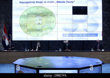 220205 -- ZAGABRIA, 5 febbraio 2022 -- il Consiglio nazionale croato per l'introduzione dell'euro rivela il disegno ufficialmente approvato dell'euro croato e delle monete da cent da utilizzare all'inizio del prossimo anno, in Croazia, il 4 febbraio 2022. La Croazia ha aderito all'Unione europea nel 2013 e dovrebbe sostituire la moneta nazionale Kuna con l'euro il 1° gennaio 2023. /PIXSELL via Xinhua CROAZIA-ZAGABRIA-DESIGN APPROVATO-EURO COINS SlavkoxMidzor PUBLICATIONxNOTxINxCHN Foto Stock