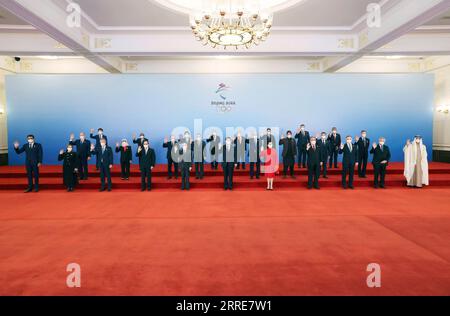 220205 -- PECHINO, 5 febbraio 2022 -- il presidente cinese Xi Jinping e sua moglie Peng Liyuan posano per una foto di gruppo con ospiti illustri provenienti da tutto il mondo che hanno partecipato alla cerimonia di apertura dei Giochi Olimpici invernali di Pechino 2022, presso la sala grande del popolo di Pechino, capitale della Cina, 5 febbraio 2022. CHINA-BEIJING-XI JINPING-PENG LIYUAN-OLIMPIADI INVERNALI-BANCHETTO DI BENVENUTO CN LIUXWEIBING PUBLICATIONXNOTXINXCHN Foto Stock