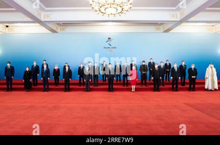 220205 -- PECHINO, 5 febbraio 2022 -- il presidente cinese Xi Jinping e sua moglie Peng Liyuan posano per una foto di gruppo con ospiti illustri provenienti da tutto il mondo che hanno partecipato alla cerimonia di apertura dei Giochi Olimpici invernali di Pechino 2022, presso la sala grande del popolo di Pechino, capitale della Cina, 5 febbraio 2022. CHINA-BEIJING-XI JINPING-PENG LIYUAN-OLIMPIADI INVERNALI-BANCHETTO DI BENVENUTO CN XIEXHUANCHI PUBLICATIONXNOTXINXCHN Foto Stock