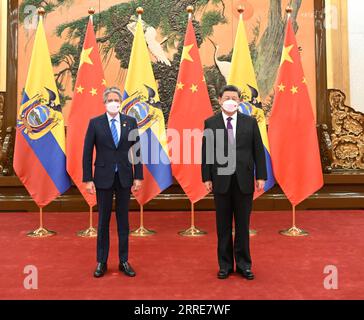 220205 -- PECHINO, 5 febbraio 2022 -- il presidente cinese Xi Jinping incontra il presidente ecuadoriano Guillermo lasso, che ha partecipato alla cerimonia di apertura dei Giochi Olimpici invernali di Pechino 2022, nella grande sala del popolo di Pechino, capitale della Cina, 5 febbraio 2022. CHINA-BEIJING-XI JINPING-ECUADORIANO PRESIDENTE-MEETING CN LIXXIANG PUBLICATIONXNOTXINXCHN Foto Stock