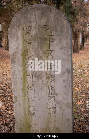 QUFU, CINA. 13 ottobre 2021. Lapide decorativa nel cimitero Confucio di Qufu. Antiche tavole cinesi nel tempio di Confucio. Patrimonio mondiale dell'UNESCO Foto Stock