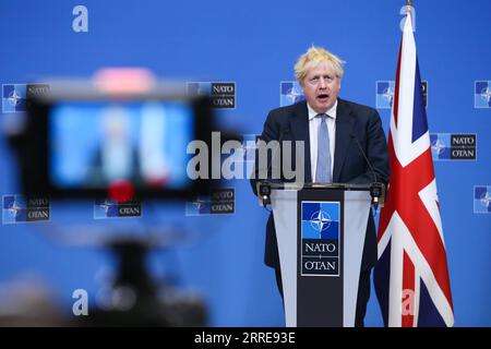 220210 -- BRUXELLES, 10 febbraio 2022 -- il primo ministro britannico Boris Johnson parla durante una conferenza stampa presso la sede della NATO a Bruxelles, in Belgio, 10 febbraio 2022. BELGIO-BRUXELLES-NATO-UK-CONFERENZA STAMPA ZHENGXHUANSONG PUBLICATIONXNOTXINXCHN Foto Stock