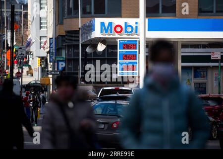 220211 -- NEW YORK, 11 febbraio 2022 -- i prezzi del gas sono visualizzati in una stazione di servizio Mobil nel quartiere Brooklyn di New York, Stati Uniti, 10 febbraio 2022. I prezzi al consumo degli Stati Uniti a gennaio hanno continuato a salire al ritmo annuale più veloce in quasi 40 anni, il Dipartimento del lavoro degli Stati Uniti ha riferito giovedì, sollevando la prospettiva di una politica monetaria più stretta da parte della Federal Reserve. L'indice dei prezzi al consumo IPC del mese scorso è aumentato del 0,6% rispetto al mese precedente e del 7,5% rispetto a un anno precedente, il più grande aumento di 12 mesi dal giugno 1982, secondo il Bureau of Labor Statistics del dipartimento. PH Foto Stock