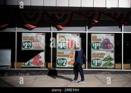 220211 -- NEW YORK, 11 febbraio 2022 -- Un pedone passa per la pubblicità promozionale in una vetrina di un negozio di alimentari nel quartiere di Brooklyn di New York, negli Stati Uniti, 10 febbraio 2022. I prezzi al consumo degli Stati Uniti a gennaio hanno continuato a salire al ritmo annuale più veloce in quasi 40 anni, il Dipartimento del lavoro degli Stati Uniti ha riferito giovedì, sollevando la prospettiva di una politica monetaria più stretta da parte della Federal Reserve. L'indice dei prezzi al consumo IPC del mese scorso è aumentato del 0,6% rispetto al mese precedente e del 7,5% rispetto a un anno precedente, il più grande aumento di 12 mesi dal giugno 1982, secondo gli uffici di presidenza del dipartimento Foto Stock