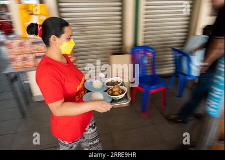 220211 -- KUALA LUMPUR, 11 febbraio 2022 -- Una cameriera serve Bak Kut Teh al ristorante Samy Bak Kut Teh nel Pandamaran New Village a Klang, Malesia, 25 gennaio 2022. DA ABBINARE: Caratteristiche: Sapori tradizionali malesi salta su Taobao Cina MALESIA-CIBI TRADIZIONALI-PIATTAFORMA DI e-COMMERCE CINESE ZhuxWei PUBLICATIONxNOTxINxCHN 220211 -- KUALA LUMPUR, 11 febbraio 2022 -- Una cameriera serve Bak Kut Teh al ristorante Samy Bak Kut Teh a Pandamaran ne ZhuxWeixviaxwww.imago-images.de PUBLICATIONTxINxCHN imago Images 1009739046 Foto Stock